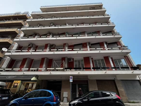 Appartamento moderno con balconi spaziosi e vista urbana, situato in una zona centrale di Napoli, ideale per vivere in città con comfort e stile.