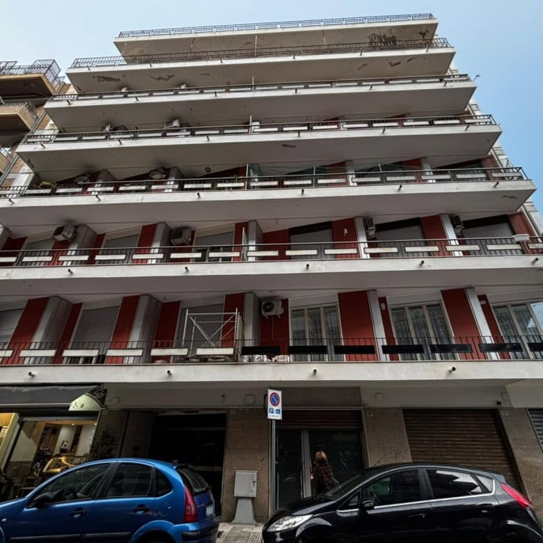 Appartamento moderno con balconi spaziosi e vista urbana, situato in una zona centrale di Napoli, ideale per vivere in città con comfort e stile.