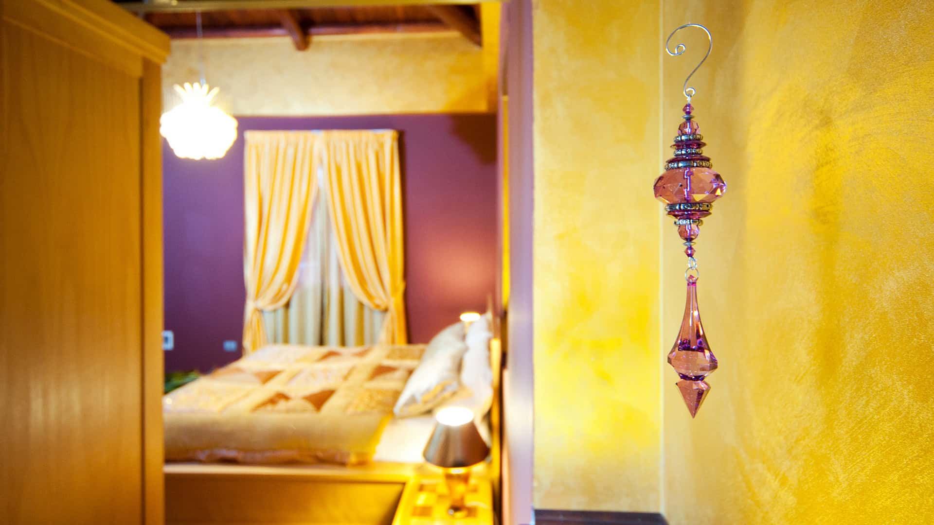 Elegante camera da letto con pareti colorate, tende a righe e decorazioni luminose, ideale per soggiorni confortevoli e di design. Perfetta per chi cerca un ambiente accogliente e stiloso.