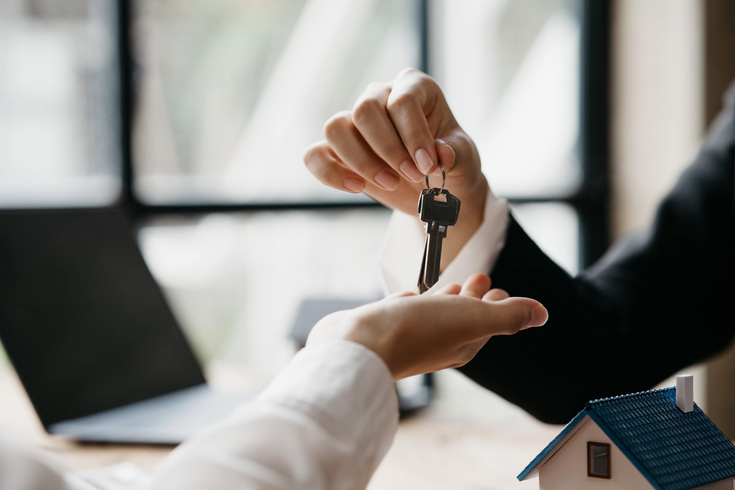 Consegna chiavi tra due persone, rappresentando la conclusione di una compravendita immobiliare.