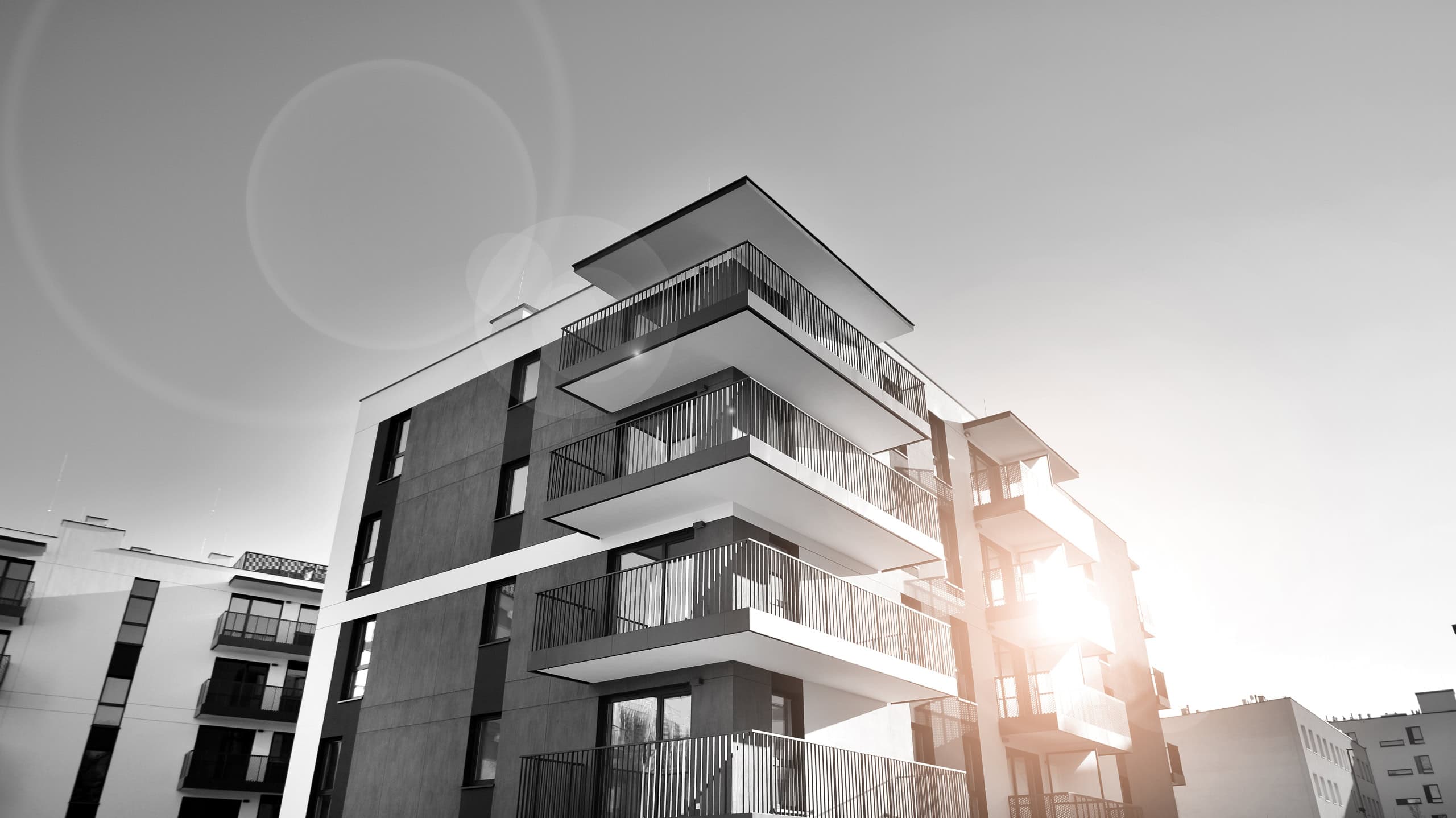 Appartamento moderno con balconi spaziosi e vista panoramica, edificio residenziale di design a NextCasa, ideale per chi cerca comfort e stile in zona urbana.