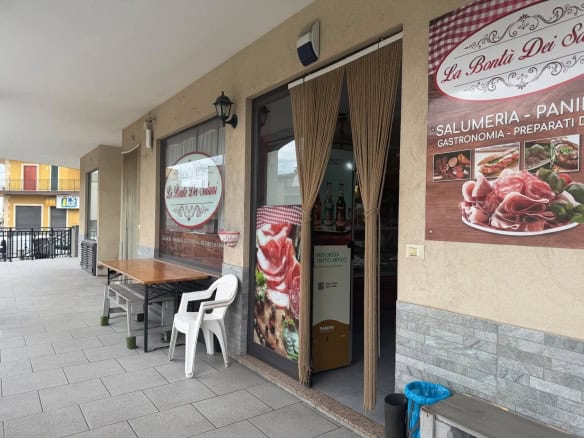 Salumeria e gastronomia tradizionale con prodotti freschi e specialità italiane.