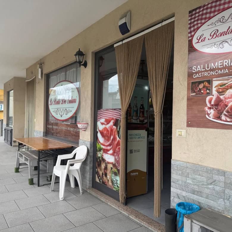 Salumeria e gastronomia tradizionale con prodotti freschi e specialità italiane.