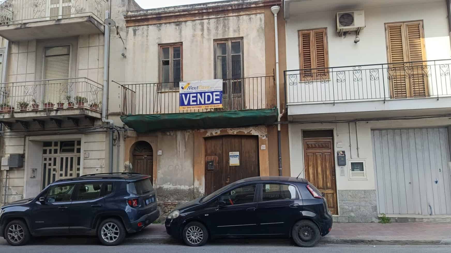 Edificio in vendita nel centro urbano con accesso diretto e parcheggio fronte strada, ideale per investimento o ristrutturazione.