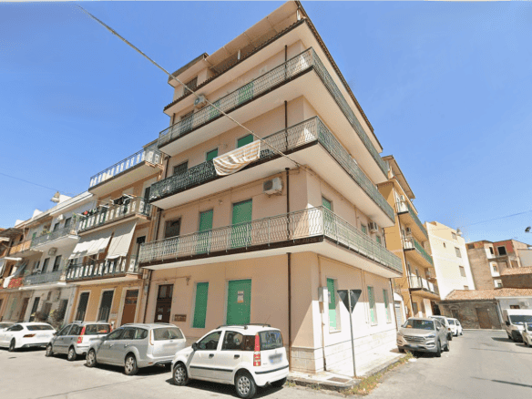 Appartamento in stabile residenziale con balconi e parcheggio, situato in zona urbana. Ideale per famiglie o investitori, vicino a servizi e trasporti pubblici, con facile accesso alle principali vie.
