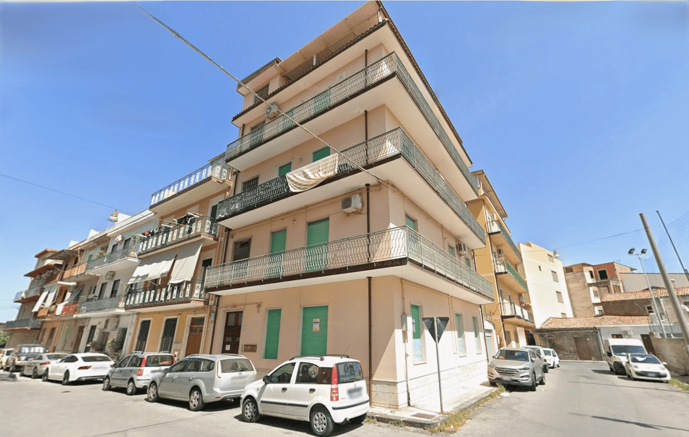 Appartamento in stabile residenziale con balconi e parcheggio, situato in zona urbana. Ideale per famiglie o investitori, vicino a servizi e trasporti pubblici, con facile accesso alle principali vie.