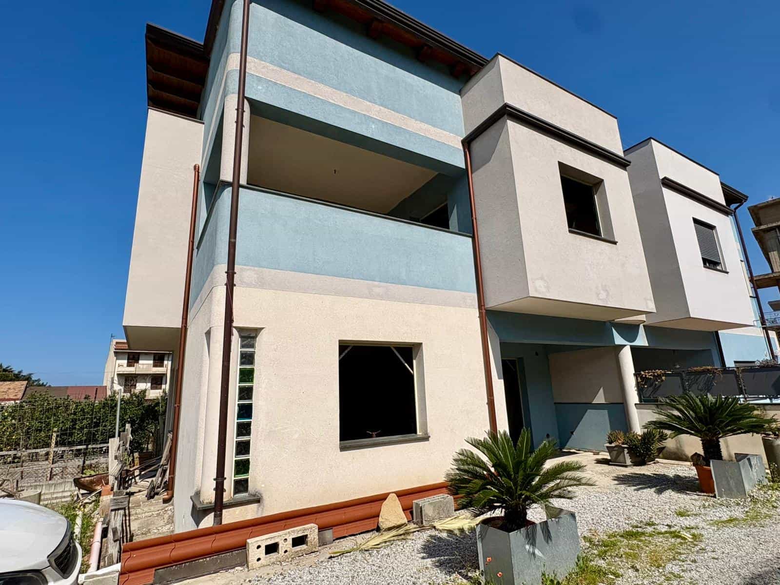 Villa moderna con balconi e giardino, architettura contemporanea, casa in costruzione, design innovativo, NextCasa.