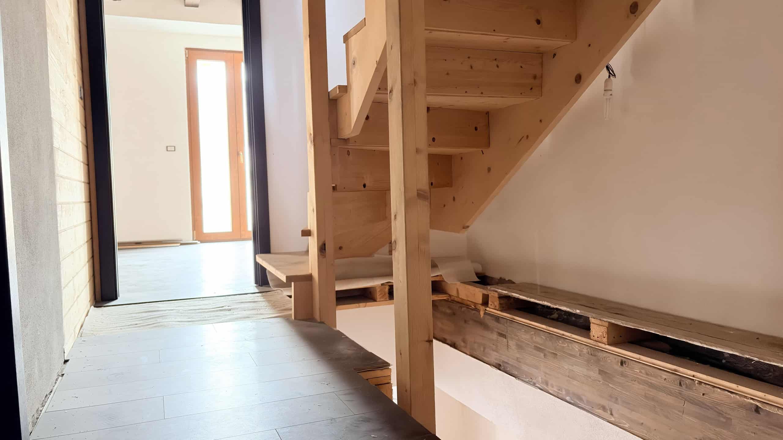 Scaletta in legno naturale con struttura robusta e design moderno, ideale per case in costruzione o ristrutturazione.