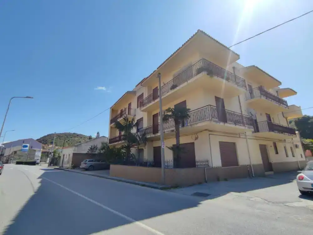 Appartamento moderno con balconi e vista sul mare, situato in zona residenziale a NextCasa, ideale per famiglie e investimenti immobiliari.