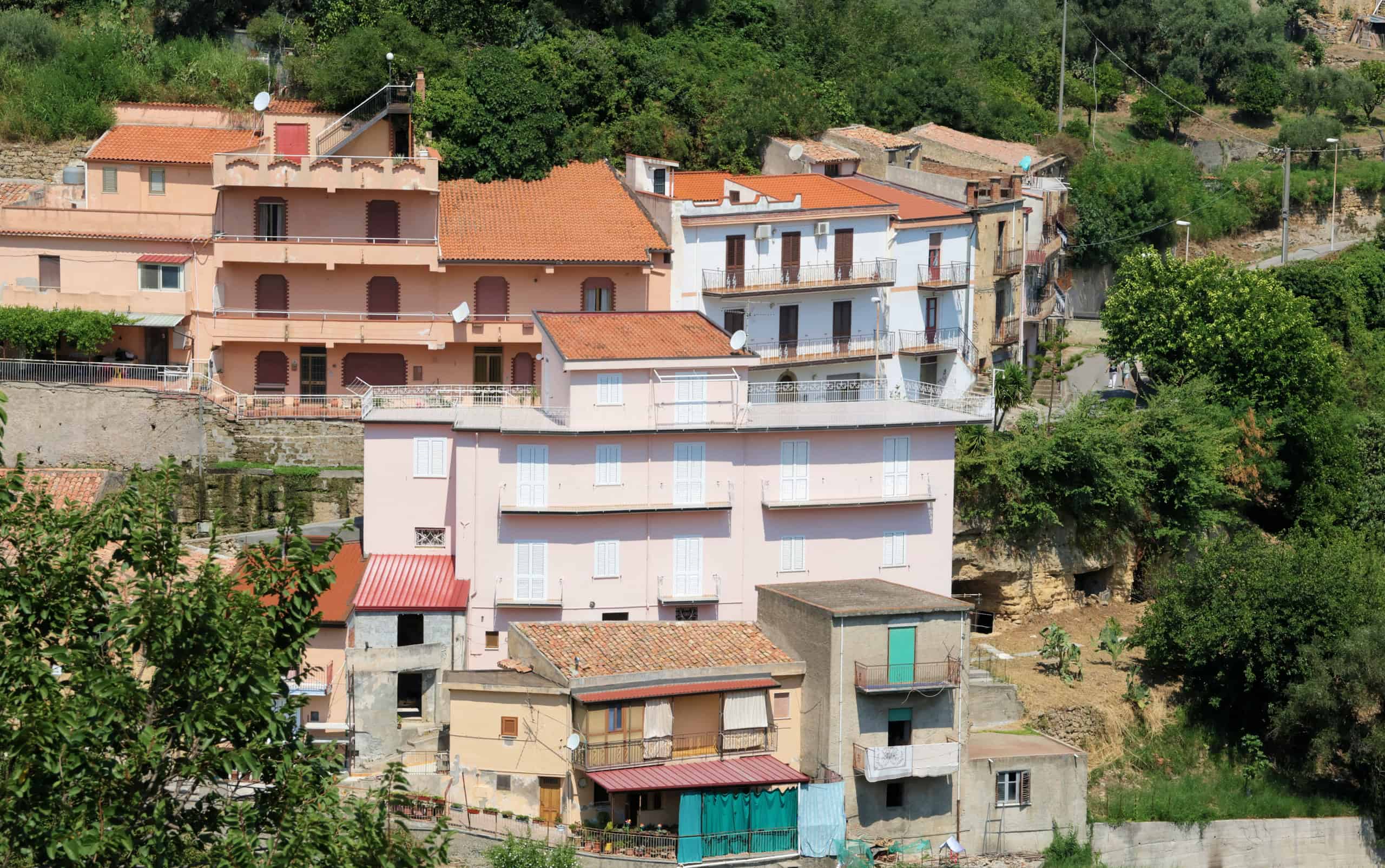 Appartamenti residenziali su una collina con vista panoramica, in un quartiere tranquillo e verdeggiante, perfetti per vivere in un ambiente sereno e naturale.