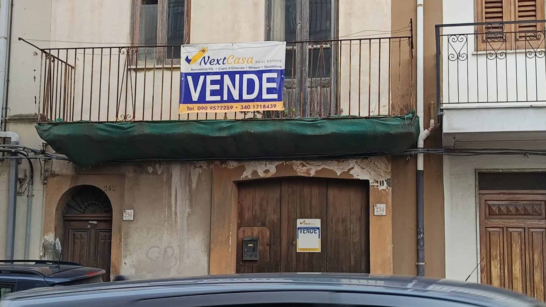 Vende immobile in centro storico con facciata storica e ingresso privato, ideale per investimento o residenza, situato in zona strategica con facile accesso ai servizi principali.