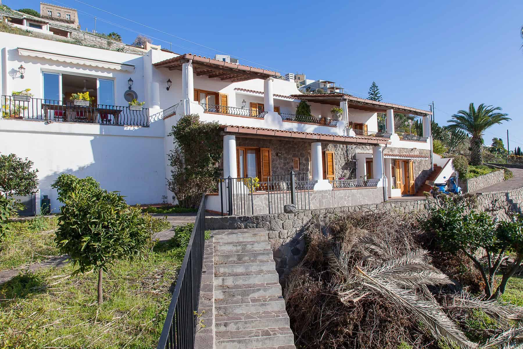 Villa con vista mare in stile mediterraneo, con terrazze e giardini ben curati, situata in una zona tranquilla e panoramica. Ideale per vacanze o residenza permanente nel cuore della costa italiana.