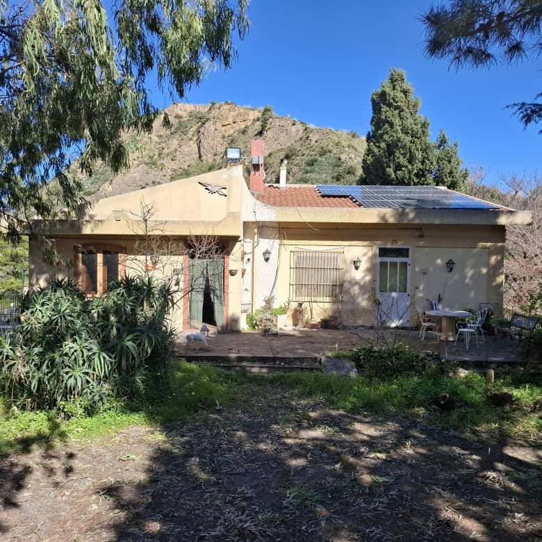 Casa indipendente con giardino e vista sulle montagne, immersa nella natura, ideale per vacanze rilassanti in campagna, situata in una zona tranquilla e panoramica.