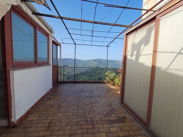Terrazza panoramica con vista su Ficarra e le colline circostanti, ideale per relax e momenti all'aperto.