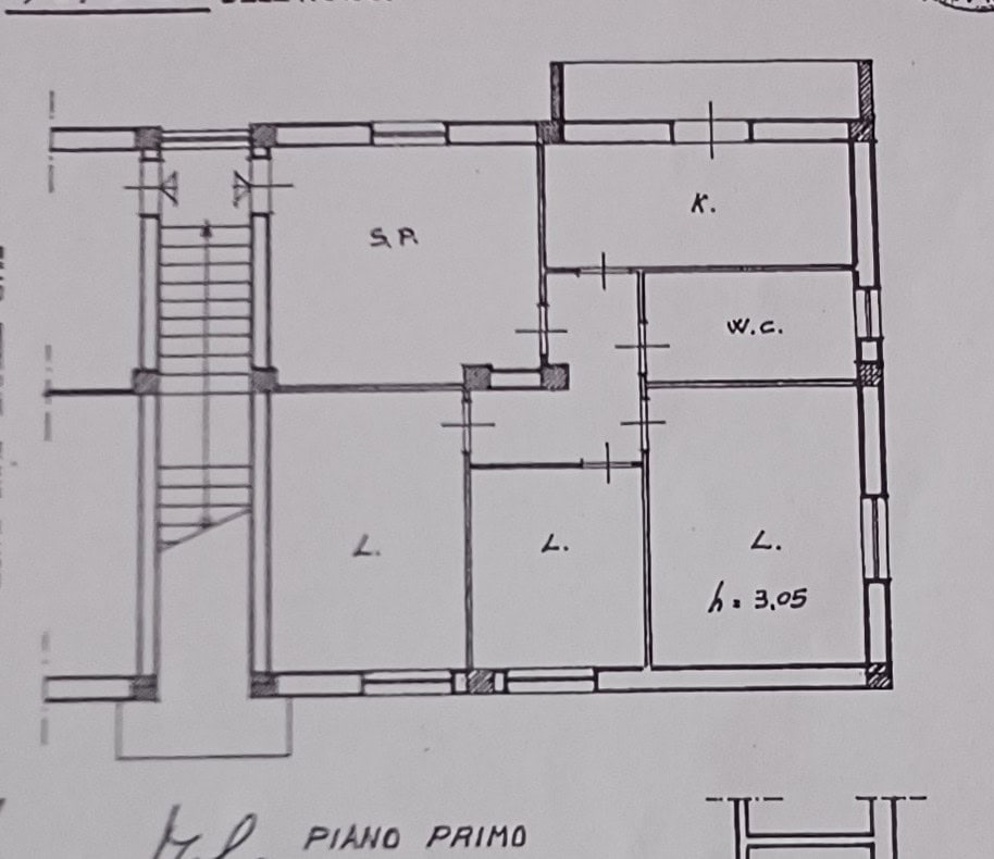 L'immagine mostra un piano di un appartamento con dettagli delle stanze e delle dimensioni, ideale per chi cerca soluzioni abitative o progetti di ristrutturazione.