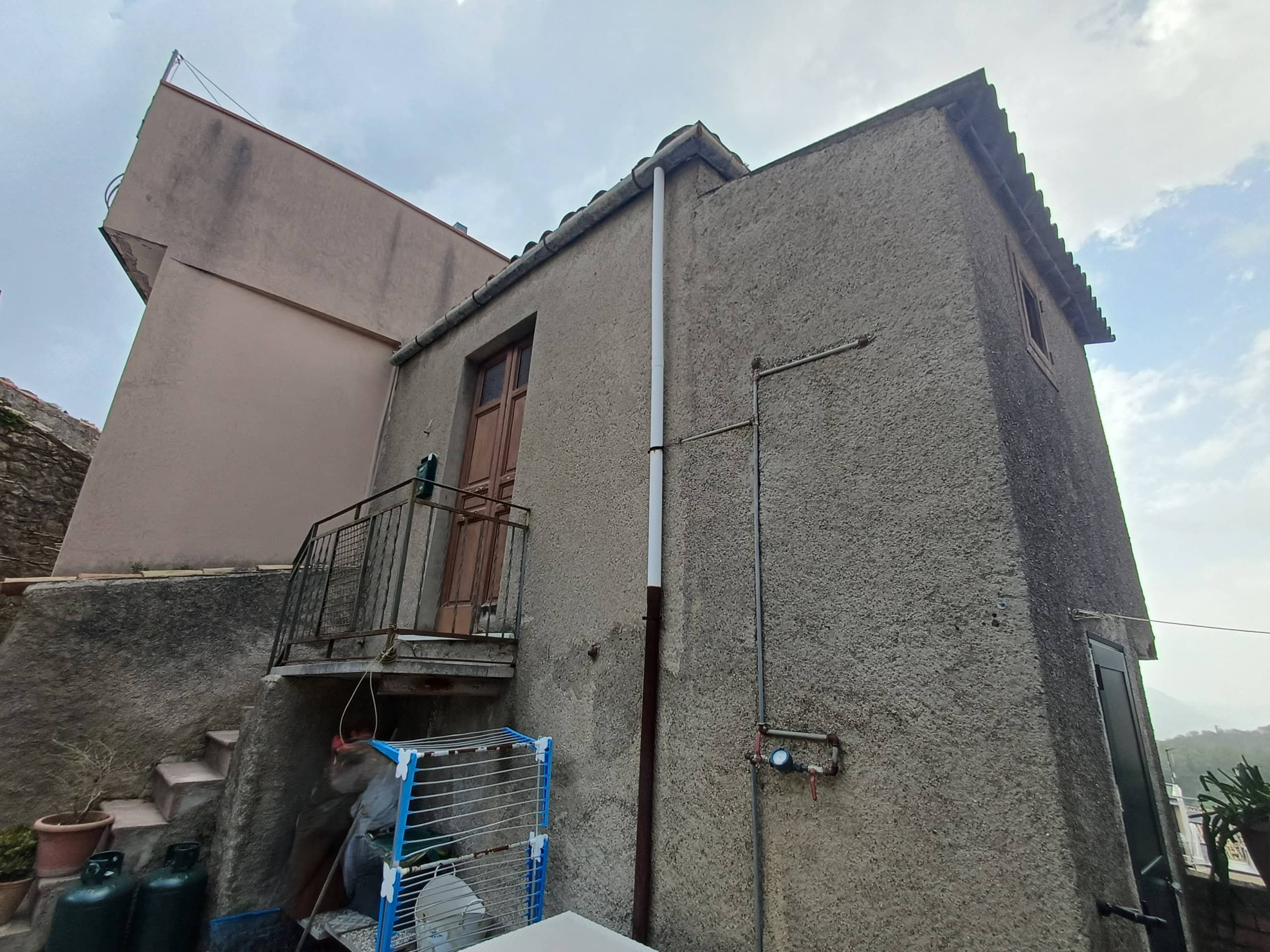 Casa indipendente in zona collinare con vista panoramica, struttura in pietra e legno, ideale per investimento o residenza principale, con spazio esterno e accesso privato.