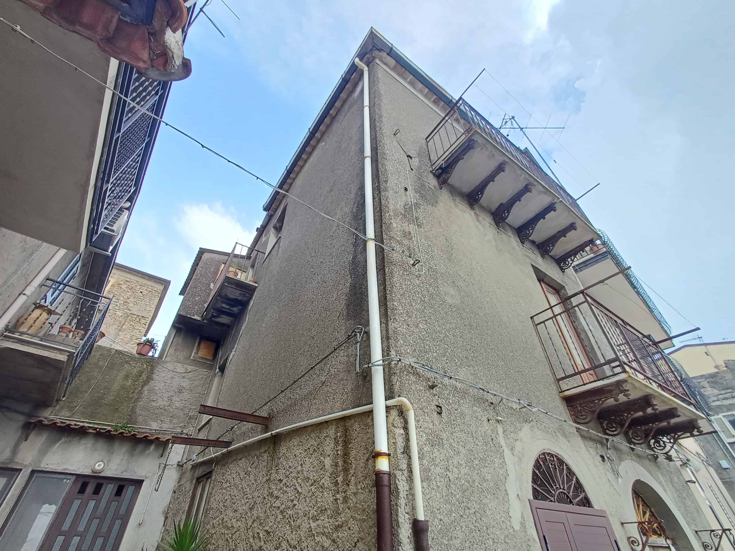 Ampio edificio residenziale con balconi e facciata in stile classico, situato in un quartiere urbano, con dettagli architettonici distintivi e linee eleganti.