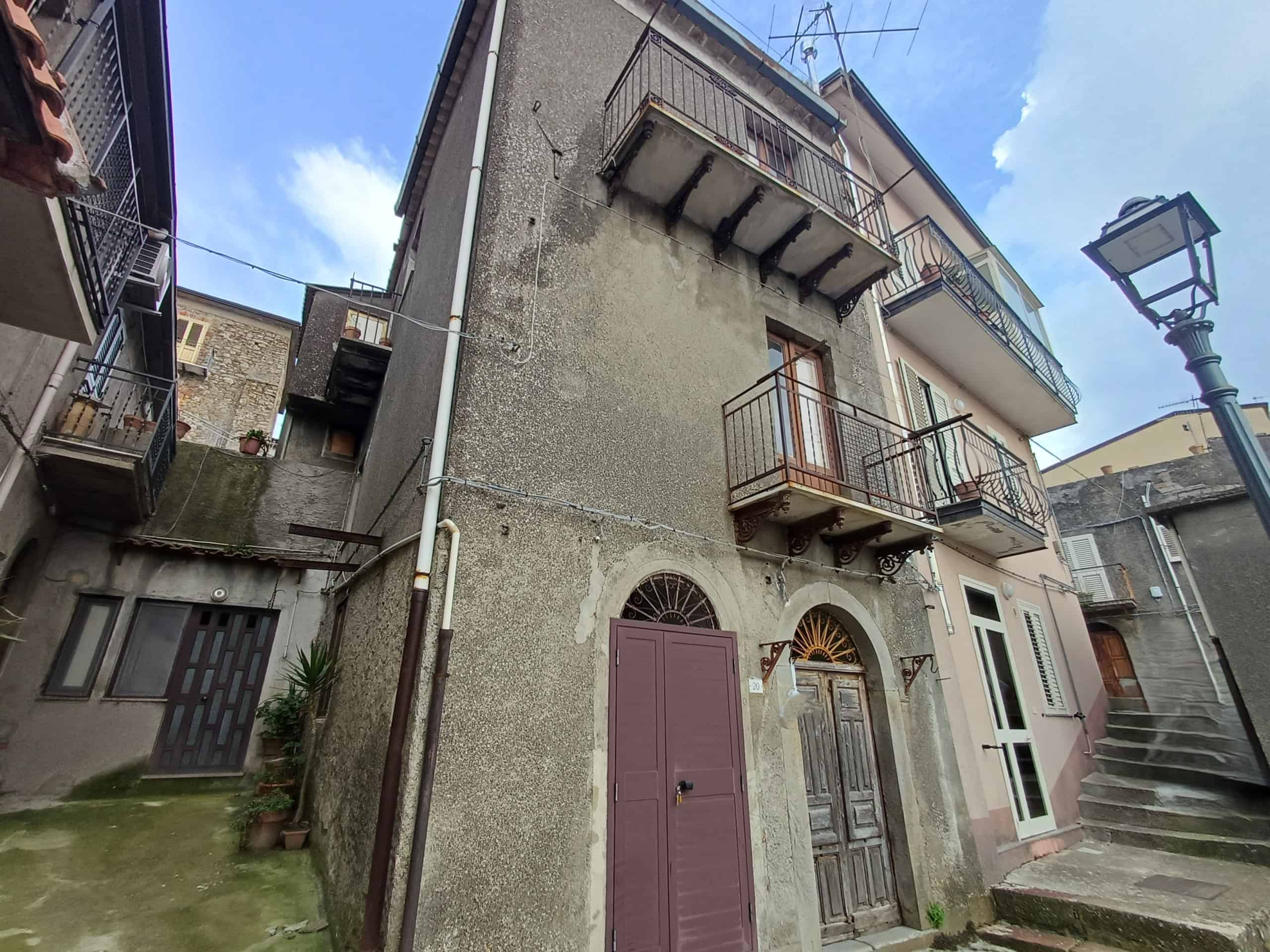 Casa semindipendente in vendita in Via Primo Maggio, Raccuja, Me