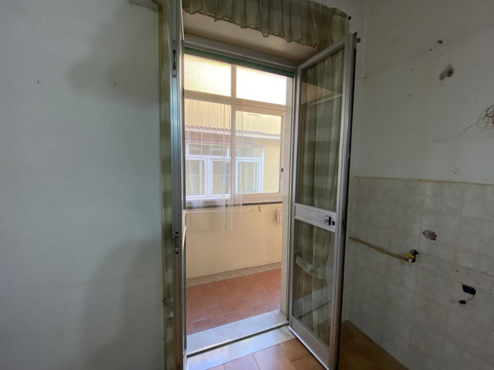 Porta finestra scorrevole con vista su balcone e luce naturale, ideale per ambienti residenziali moderni e luminosi. Perfetta per migliorare l'illuminazione e l'accesso agli spazi esterni della casa.