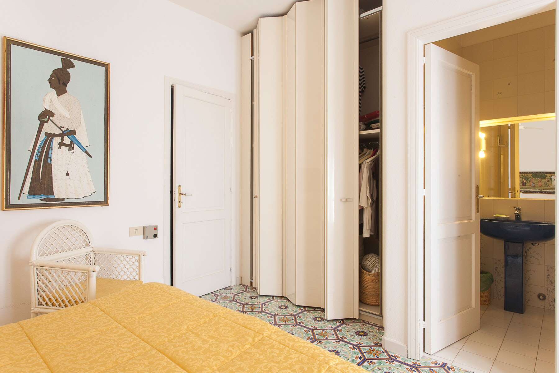 Riproduzione di una camera da letto luminosa con armadio a muro e bagno annesso, ideale per soluzioni di affitto o acquisto immobiliare, con arredi moderni e dettagli eleganti.