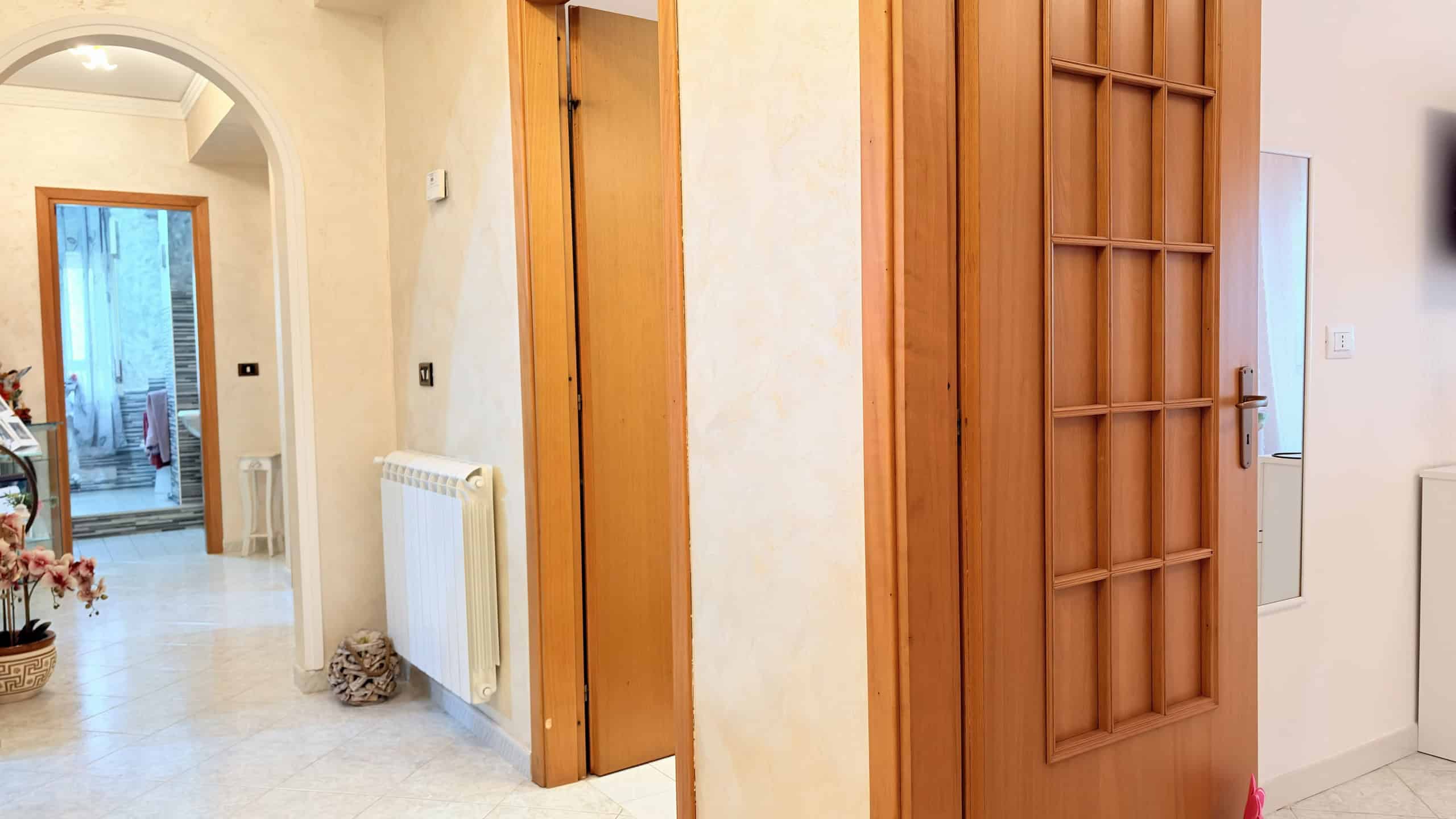 Porte in legno massello con design classico per interni moderni, ambiente accogliente e elegante. Ideale per arredare case e appartamenti con stile tradizionale e funzionalità.