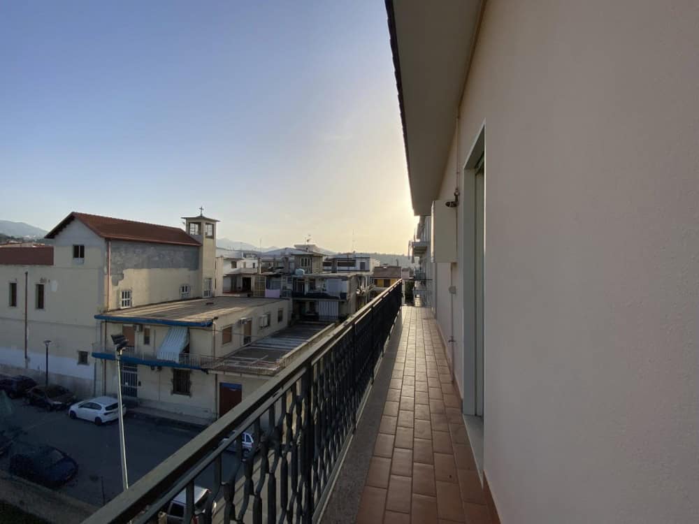 Appartamento con balcone panoramico vista città, ideale per vivere in modo confortevole e rilassante. Perfetto per chi cerca soluzioni immobiliari di qualità a NextCasa.