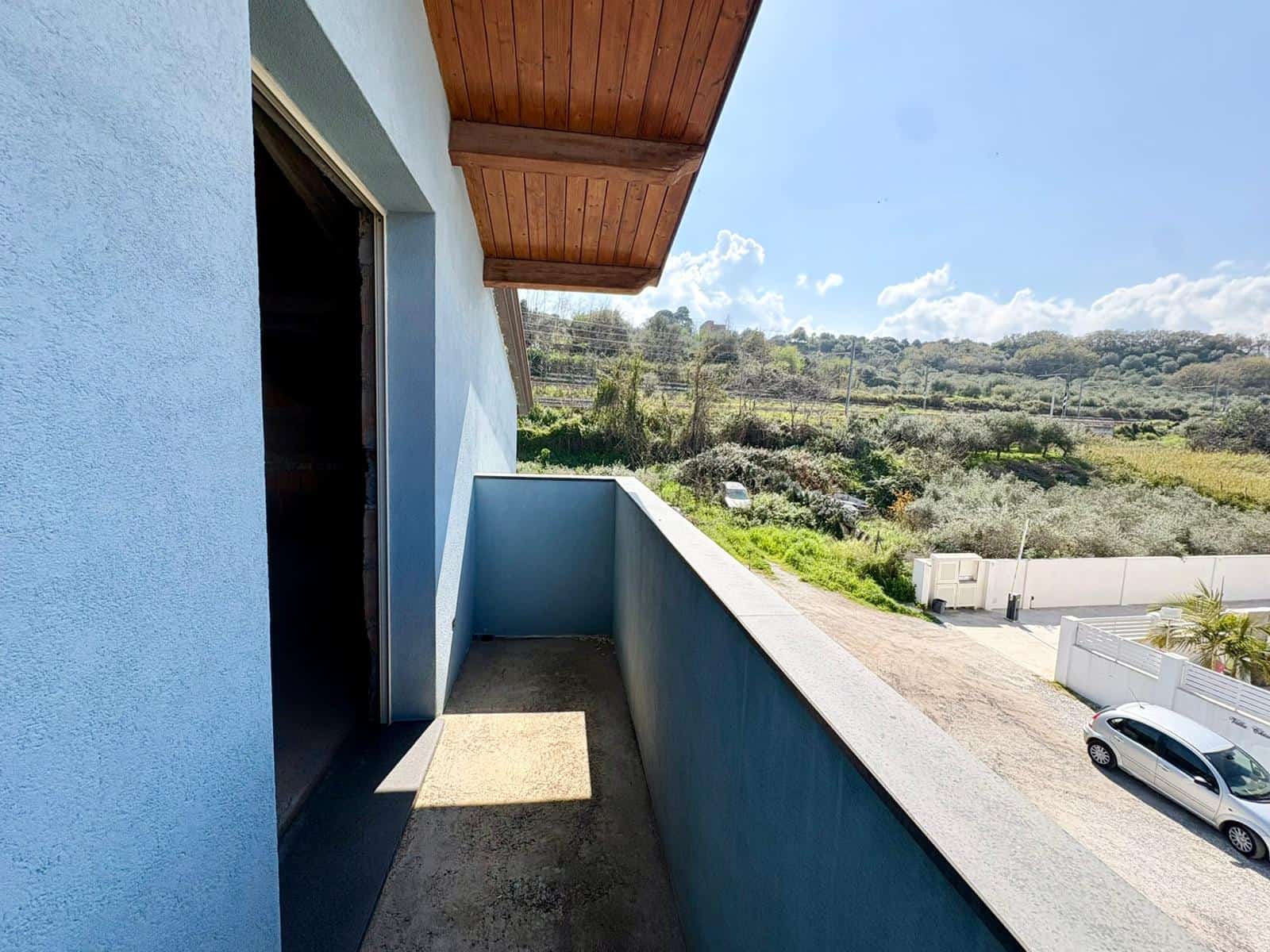 Ampio balcone con vista panoramica su paesaggi collinari e natura, ideale per relax e momenti all'aperto, in un contesto residenziale tranquillo e ben collegato.