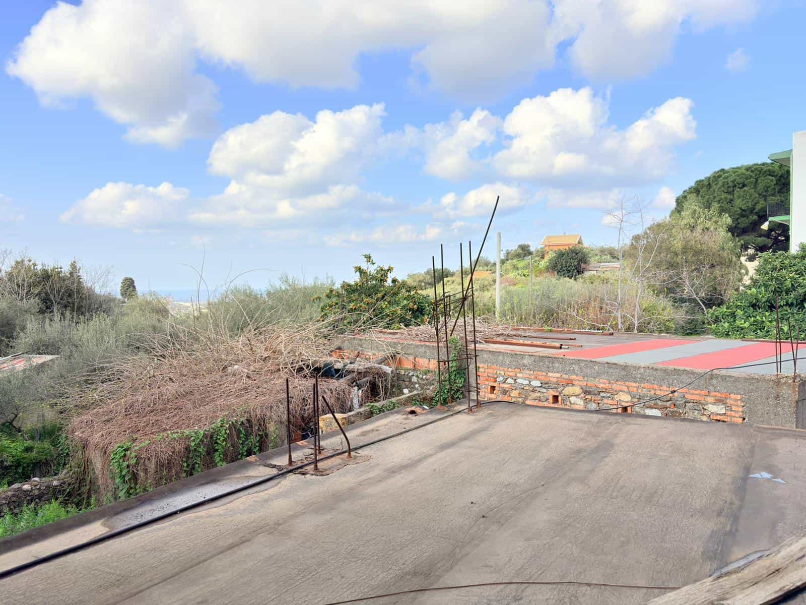 Pannello solare installato su tetto di edificio residenziale con vista su paesaggio naturale e cielo sereno.
