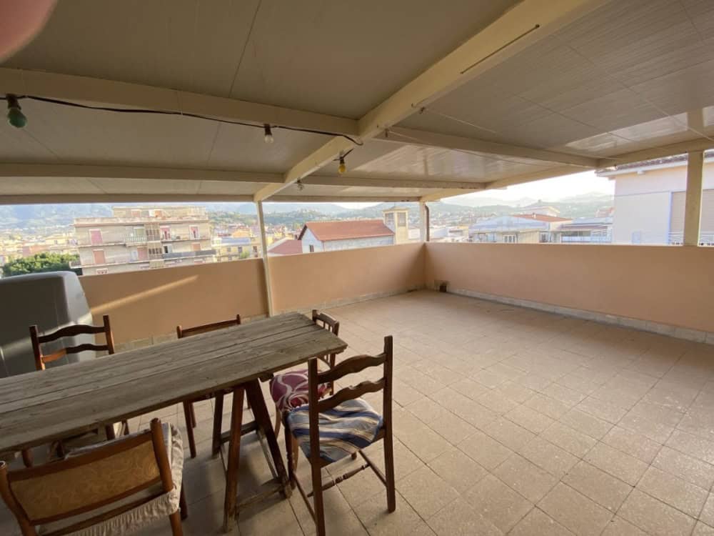 Ampia terrazza coperta con vista panoramica sulla città, ideale per relax e cene all'aperto, dotata di spazio per tavolo e sedie, perfetta per vivere all'aperto in un ambiente confortevole e luminoso.
