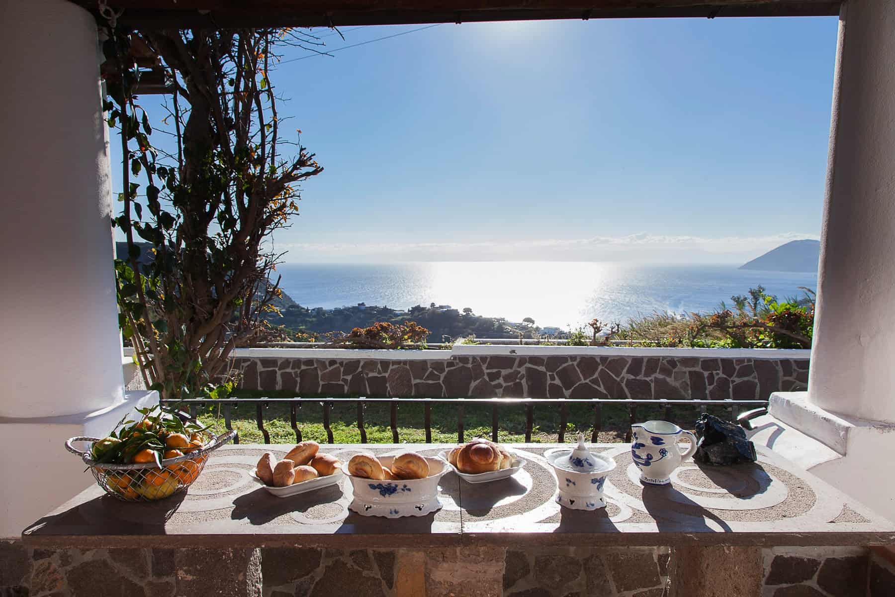 Deliziose colazioni sulla terrazza con vista mare, con croissant, frutta fresca e tè, in un ambiente accogliente e panoramico. Perfetto per iniziare la giornata con relax e splendide vedute.