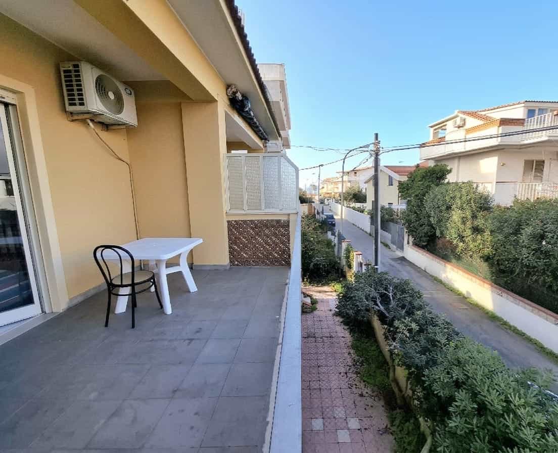 Aria condizionata e balcone con vista su strada tranquilla e case residenziali in un appartamento NextCasa in Italia.