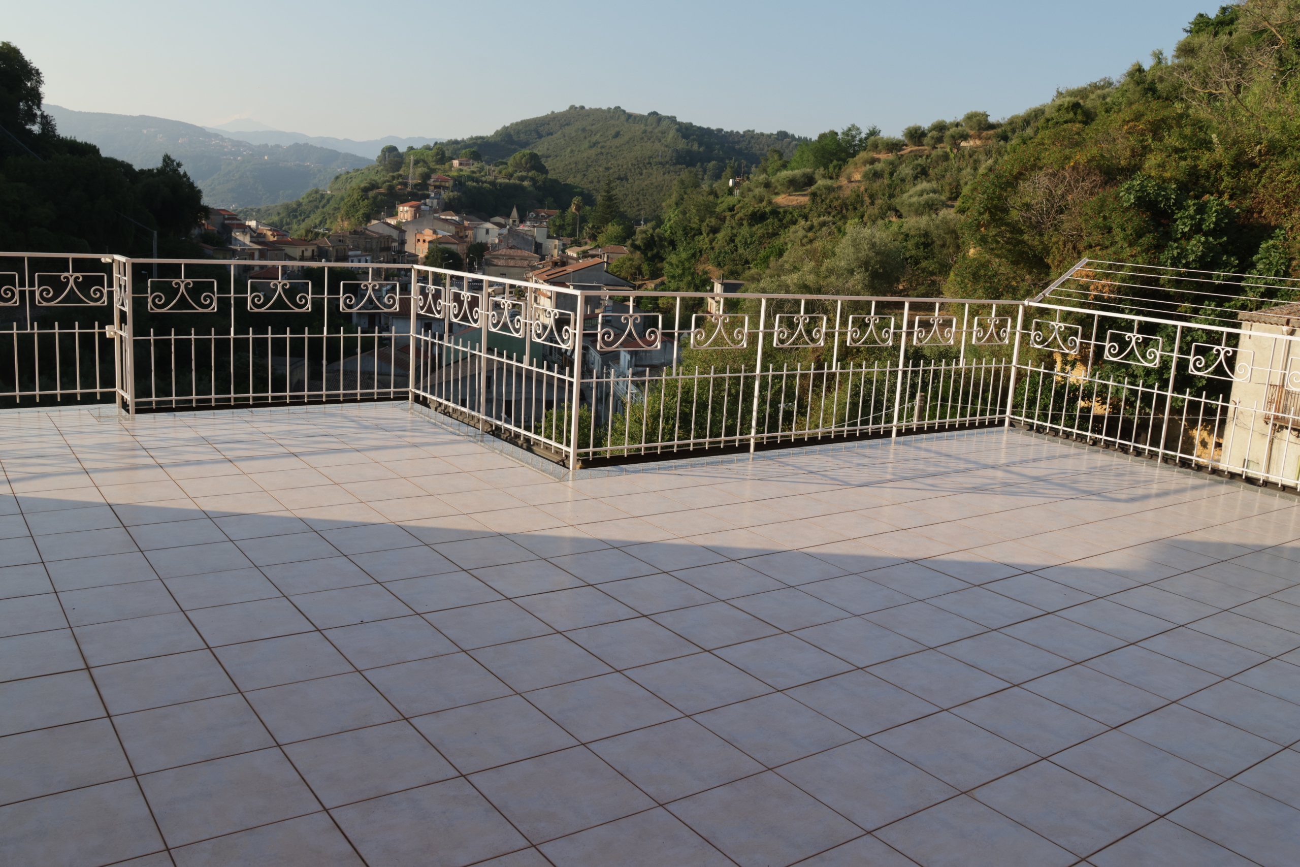 Ampio terrazzo con vista panoramica sulle colline e il paesaggio circostante, ideale per relax e momenti all'aperto.