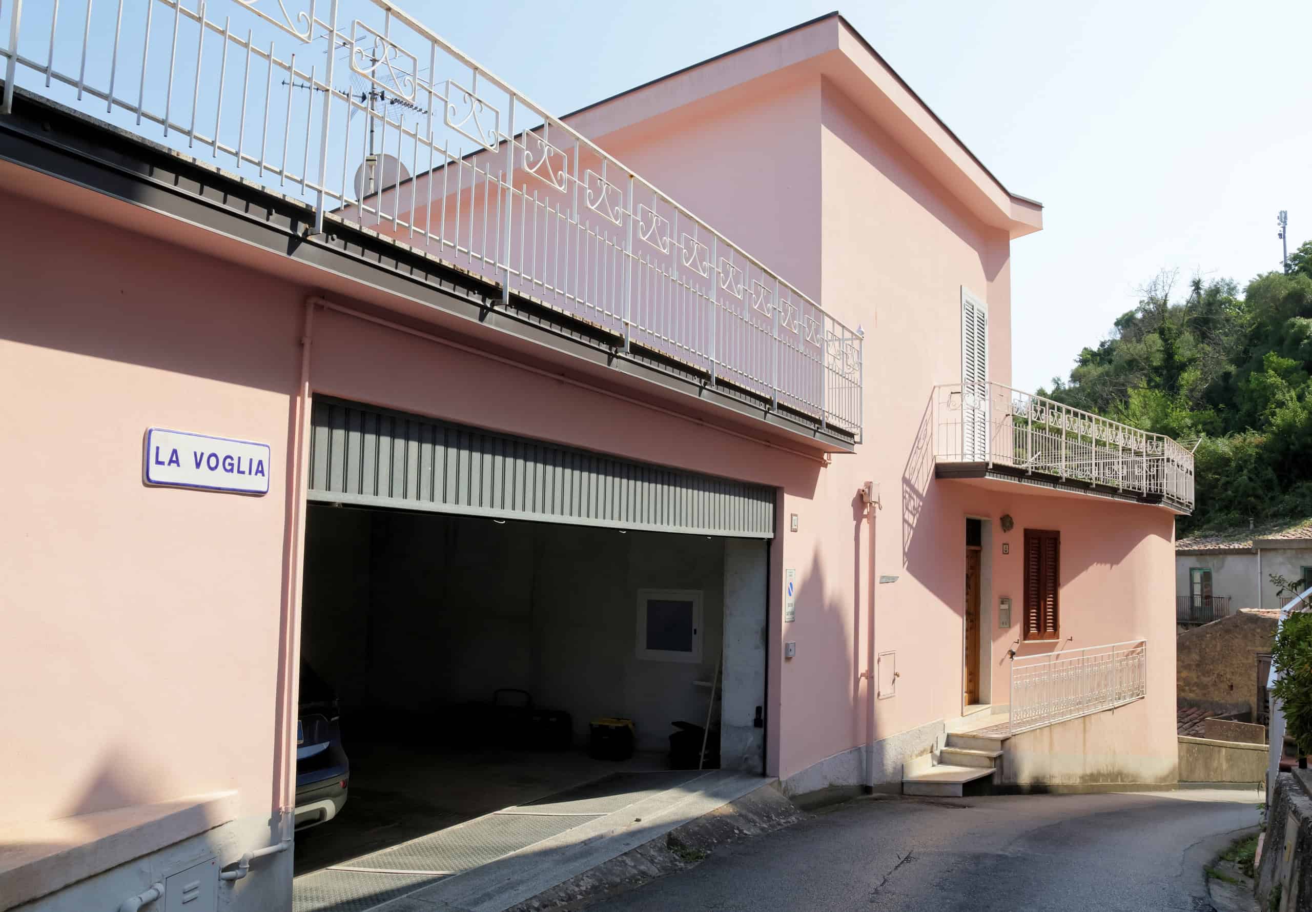 Ampio garage con ingresso automatico e spazio per più veicoli, situato in una zona tranquilla e ben servita, ideale per famiglie o investitori immobiliari.
