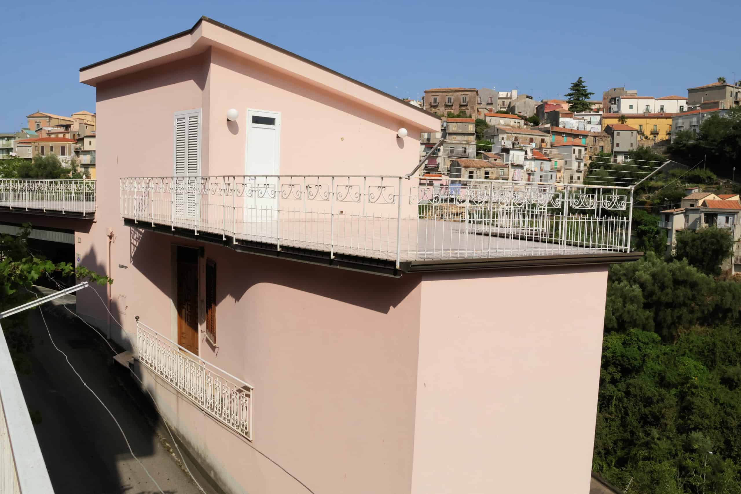 Ampio appartamento con terrazza panoramica, vista sulla città e zona residenziale tranquilla, ideale per famiglie o investimenti immobiliari in zona centrale.
