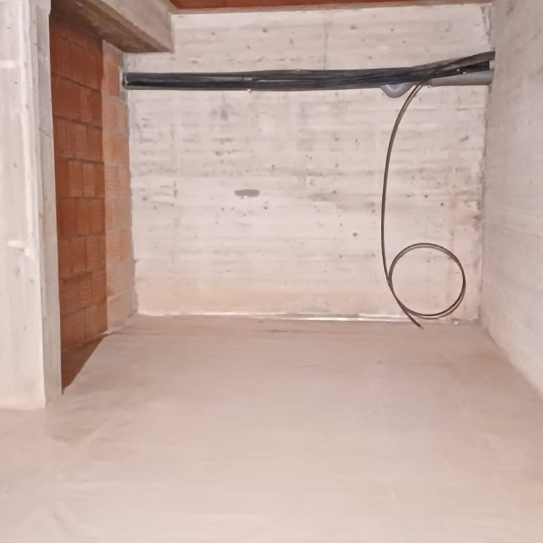Porte aperte di un appartamento in costruzione con pareti in mattoni e cemento, pronto per lavori di finitura e personalizzazione. Ideale per chi cerca soluzioni immobiliari innovative e personalizzab.