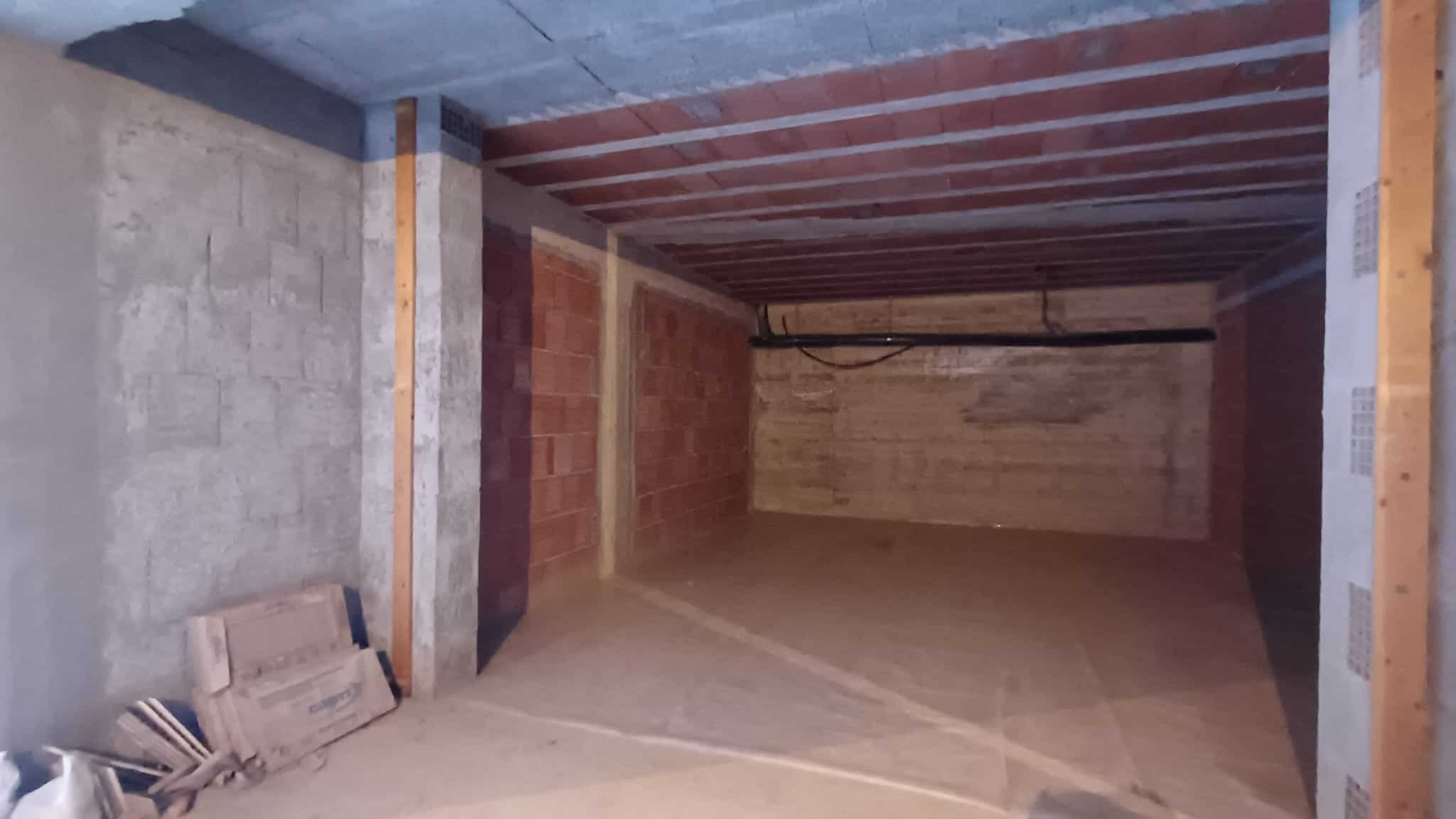 Soffitta in costruzione con struttura in cemento e mattoni, pronta per essere rifinita e trasformata in spazio abitabile o deposito. Ideale per progetti di ristrutturazione e ampliamento abitativo.