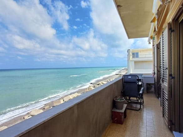 Balcone con vista mare in un appartamento a Capo d'Orlando, Sicilia.