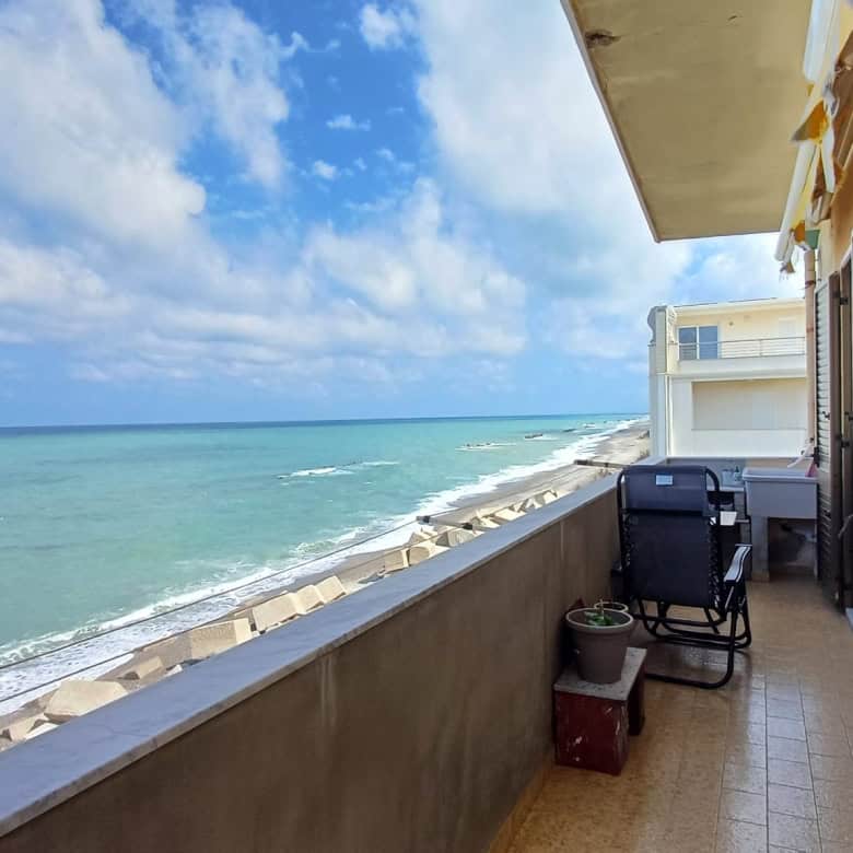 Balcone con vista mare in un appartamento a Capo d'Orlando, Sicilia.