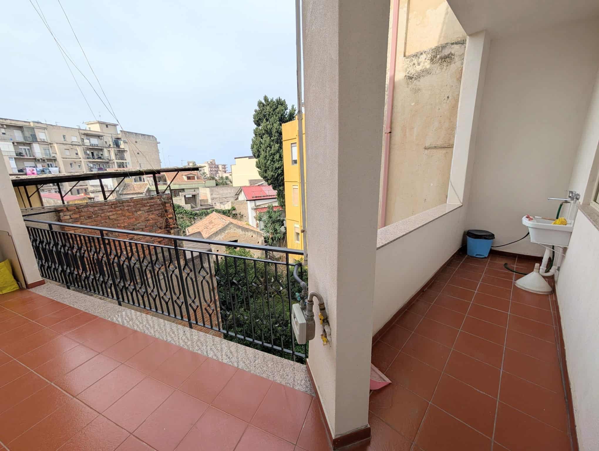 Balcone con vista urbana e area lavanderia all'aperto, ideale per relax e attività all'aperto, in un appartamento NextCasa a Milano. Spazio funzionale e luminoso, perfetto per vivere all'aperto.