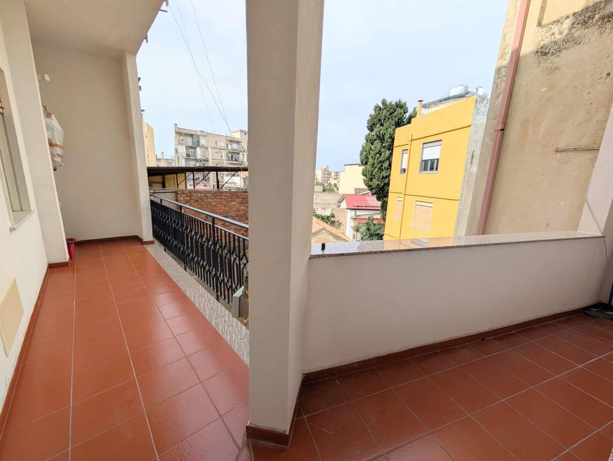 Aggiunta di un balcone con vista urbana, pavimentato in piastrelle di ceramica, in un edificio residenziale a città. Spazio ideale per relax e svago all'aperto.