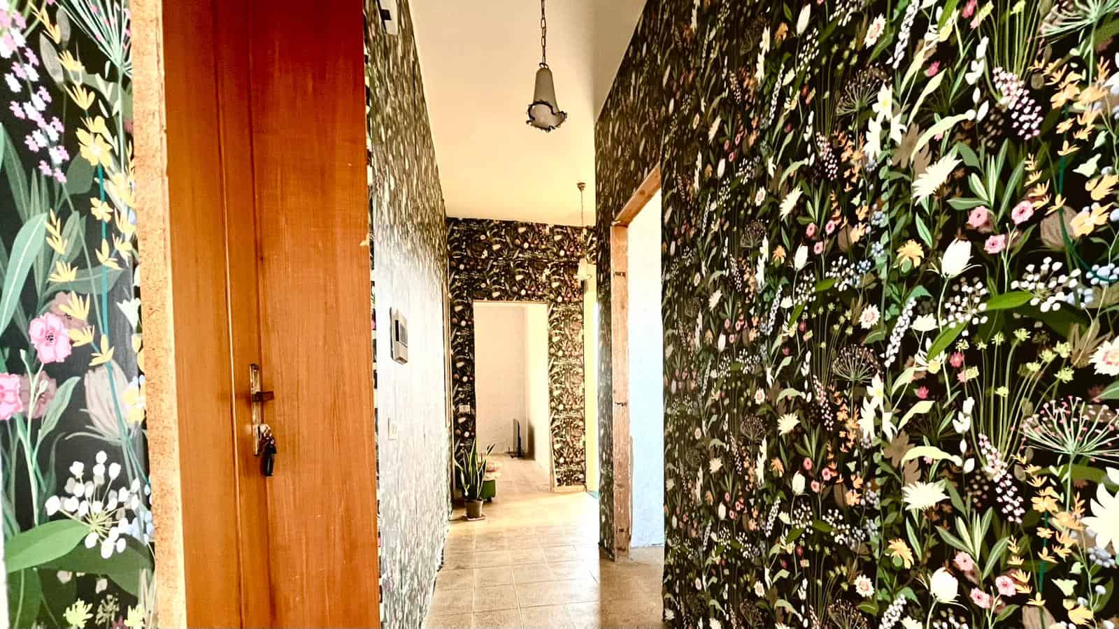Aggiungi un tocco di natura alla tua casa con questa elegante parete decorativa floreale, perfetta per creare un ambiente accogliente e raffinato in ogni spazio abitativo.