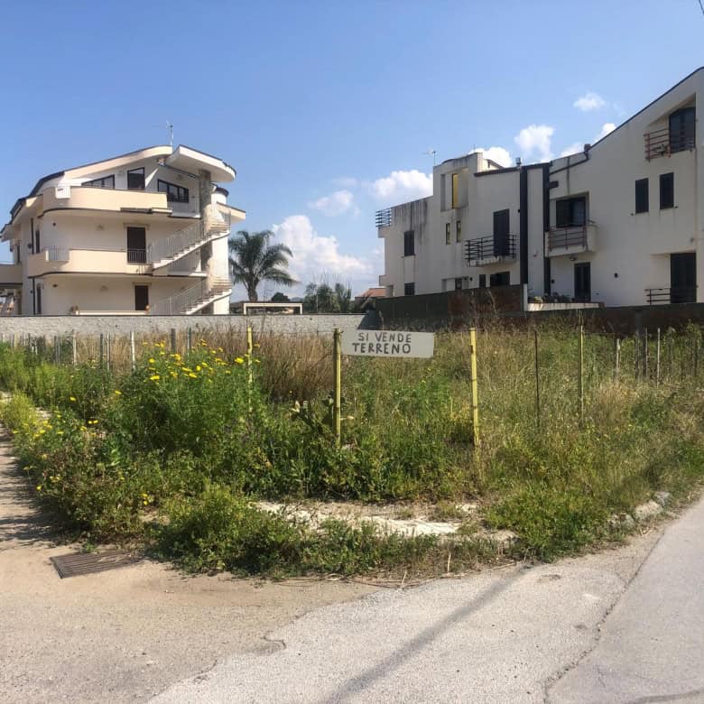 Terreno edificabile in vendita con vista su moderni complessi residenziali, situato in zona tranquilla e ben servita, ideale per costruire la tua casa dei sogni in un quartiere in crescita.