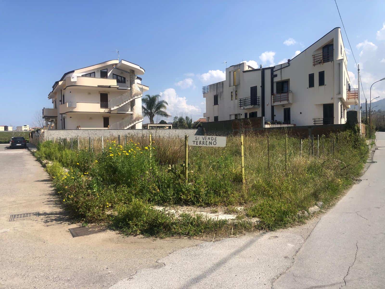 Terreno edificabile in vendita con vista su moderni complessi residenziali, situato in zona tranquilla e ben servita, ideale per costruire la tua casa dei sogni in un quartiere in crescita.
