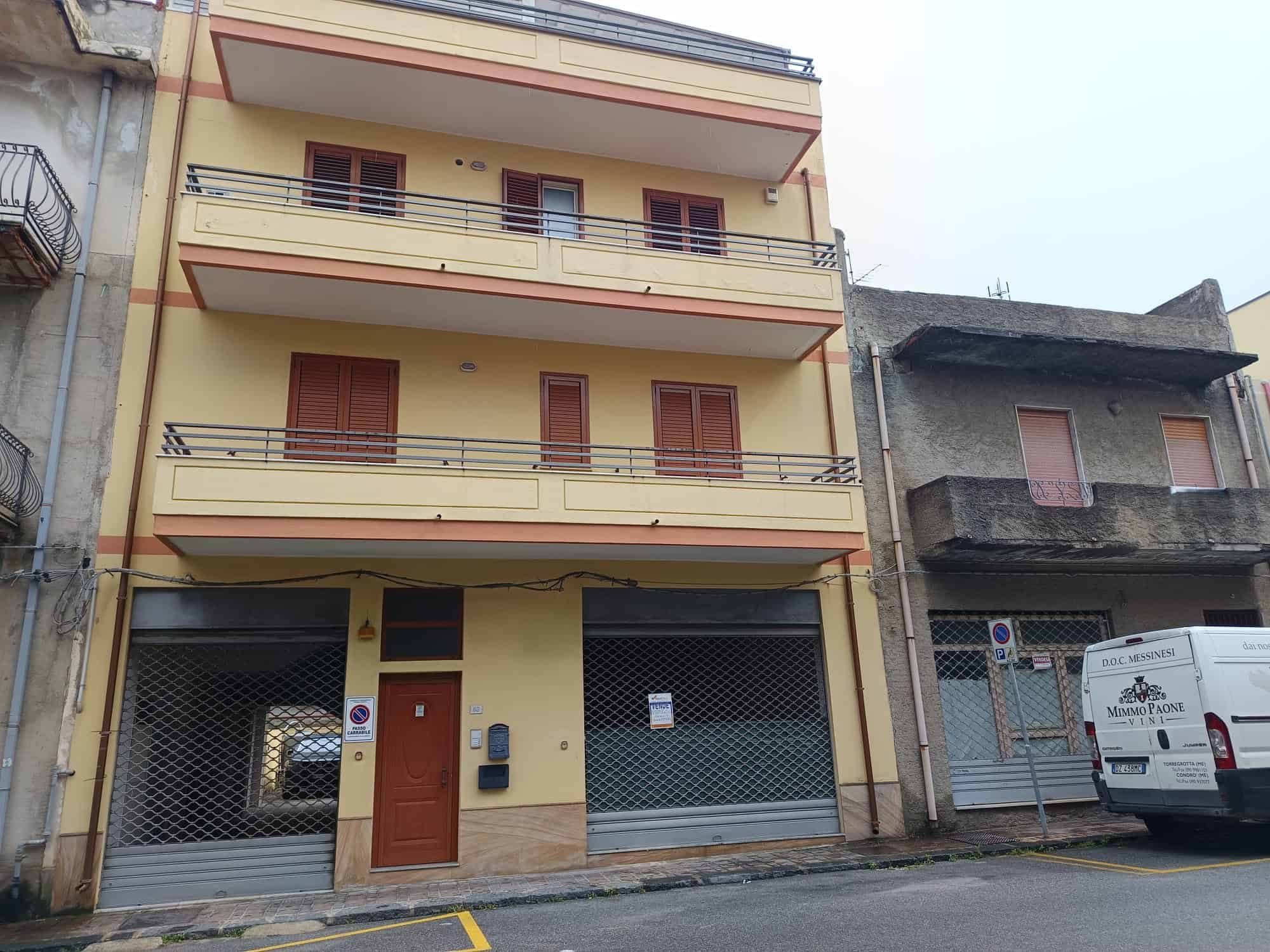 Appartamento moderno con tre piani e balconi, situato in zona urbana, con negozi e servizi nelle vicinanze, ideale per famiglie o investimenti immobiliari.