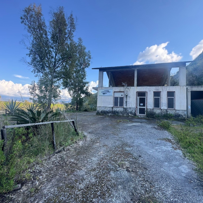 Casa rustica in stile tradizionale con vista panoramica sulle montagne e cielo sereno, immersa nella natura, ideale per vacanze rilassanti e soggiorni in campagna.