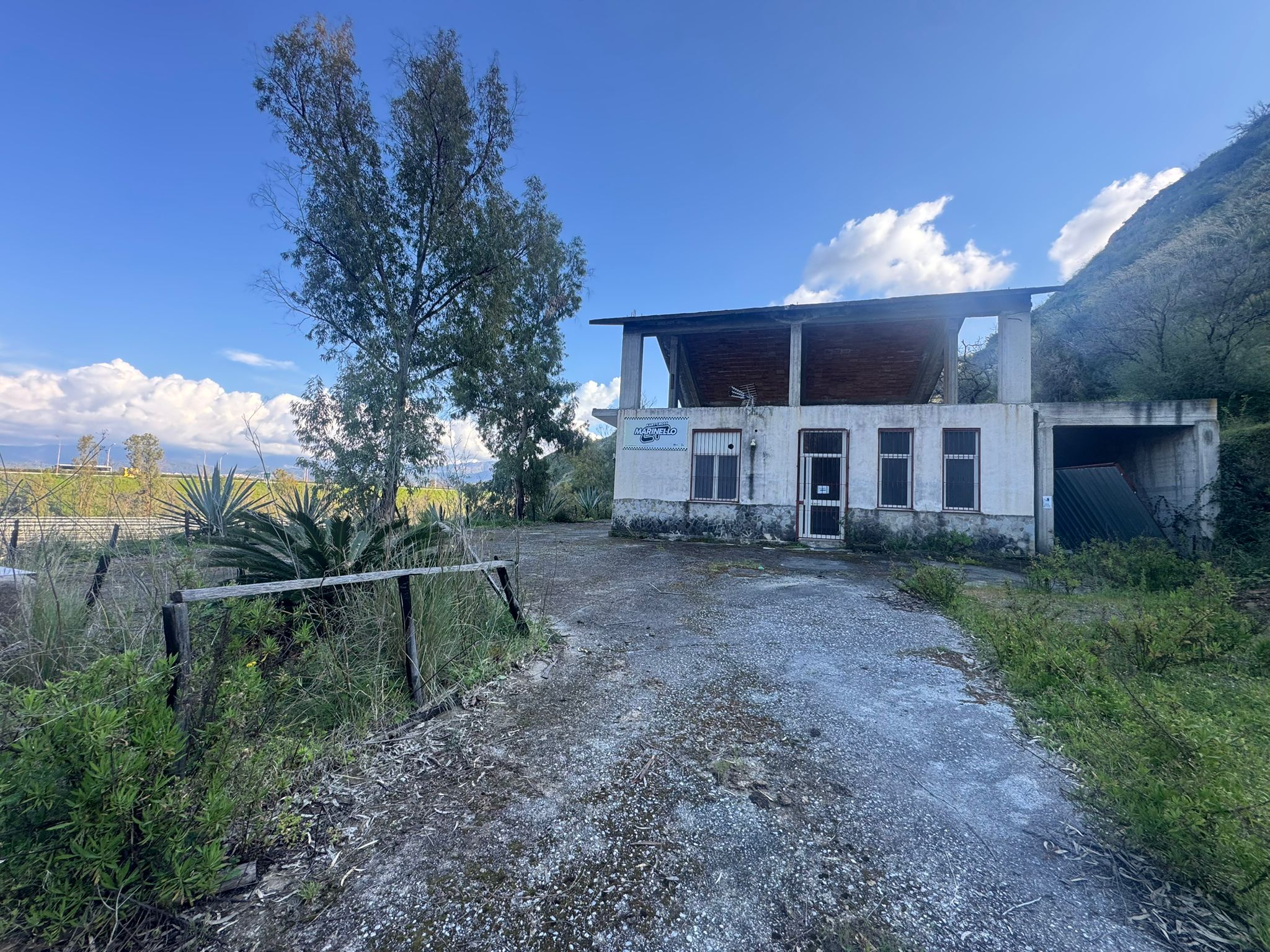 Casa rustica in stile tradizionale con vista panoramica sulle montagne e cielo sereno, immersa nella natura, ideale per vacanze rilassanti e soggiorni in campagna.