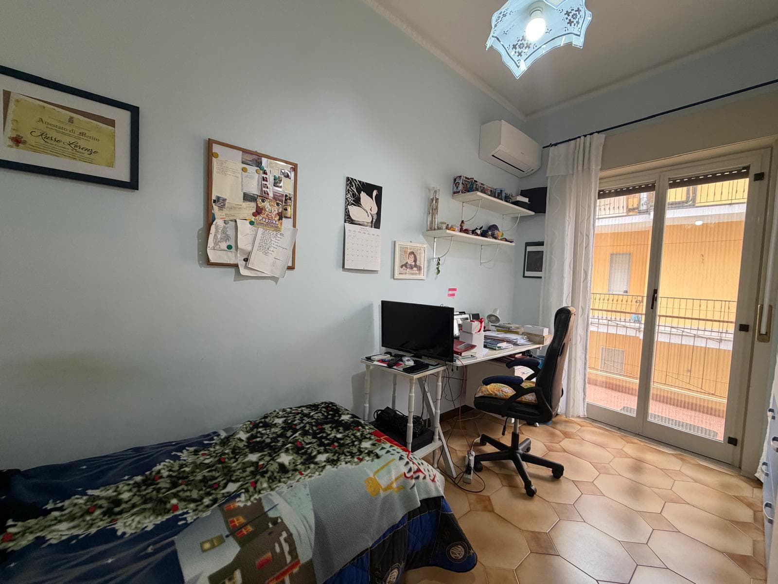 Sì, posso aiutarti con questo. Ecco i testi SEO ottimizzati per l'immagine:.