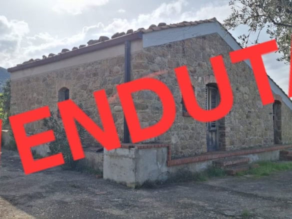 Antico casale in pietra ristrutturato in vendita, immerso nella natura con vista mare, ideale come casa vacanze o investimento immobiliare in zona tranquilla e panoramica.