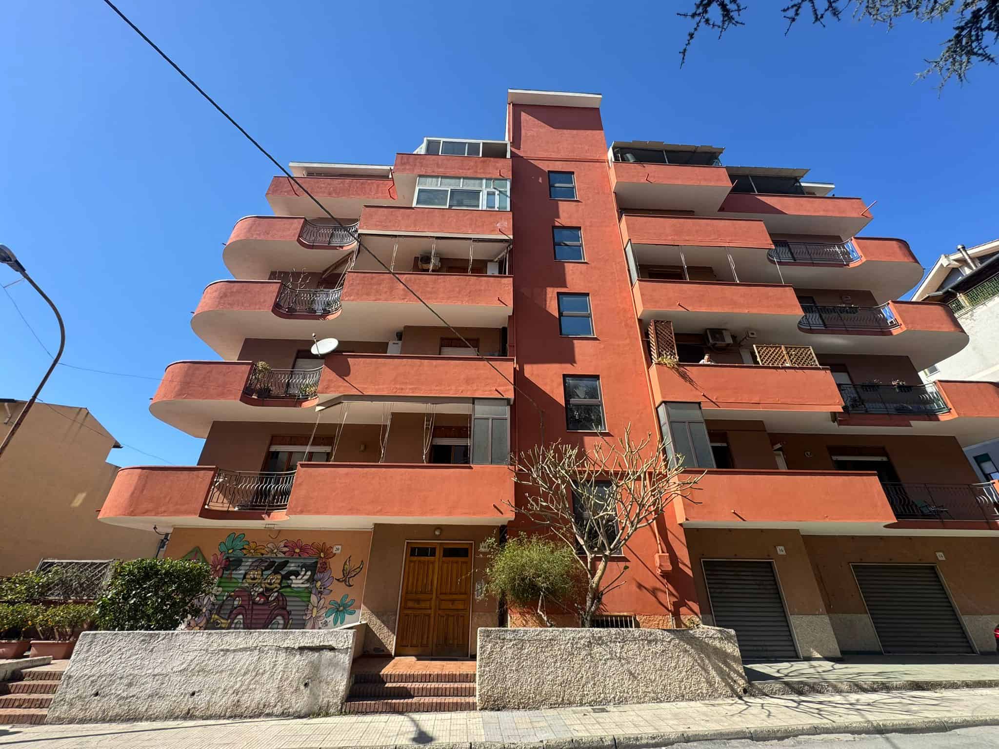 Appartamento in vendita con ampi balconi e vista sulla città, situato in un edificio residenziale moderno. Ideale per chi cerca comfort e stile in un quartiere vivace.
