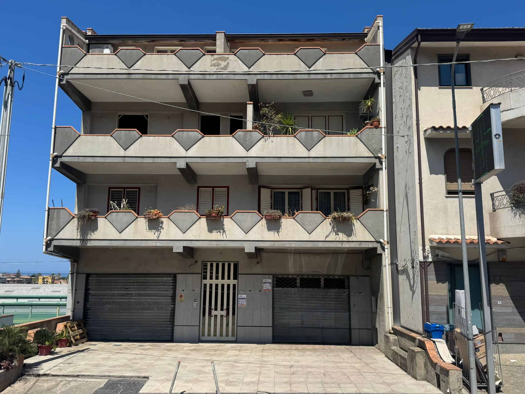 Appartamento moderno con balconi ampi e vista panoramica sul mare, situato in zona residenziale tranquilla. Ideale per famiglie o investitori, con facile accesso ai servizi e alle spiagge vicine.